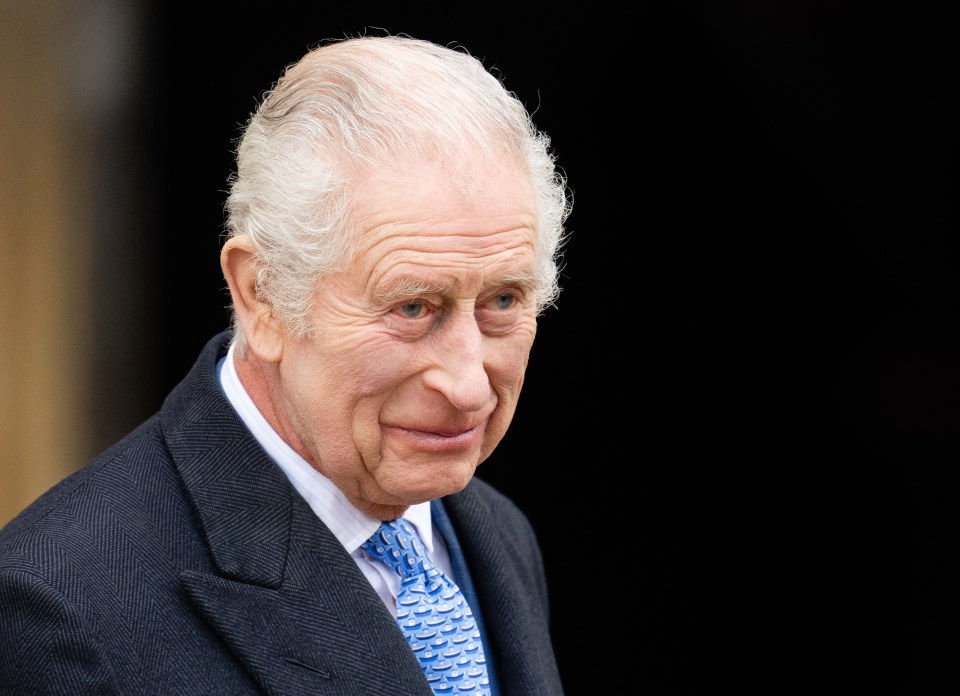 The body language pro noticed that Charles' volley of waves to fans signalled that he was 'in no real hurry to get inside the abbey'