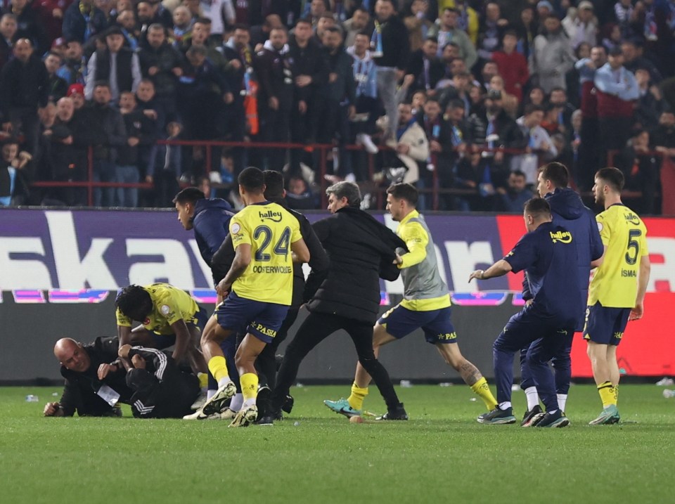 Fenerbahce vs Trabzonspor descended into chaos at the end of the game