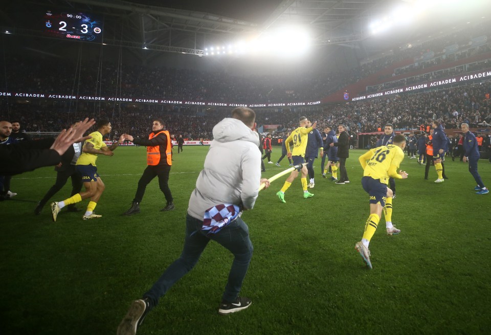 Trabzonspor fans tried to attack Fenerbahce stars