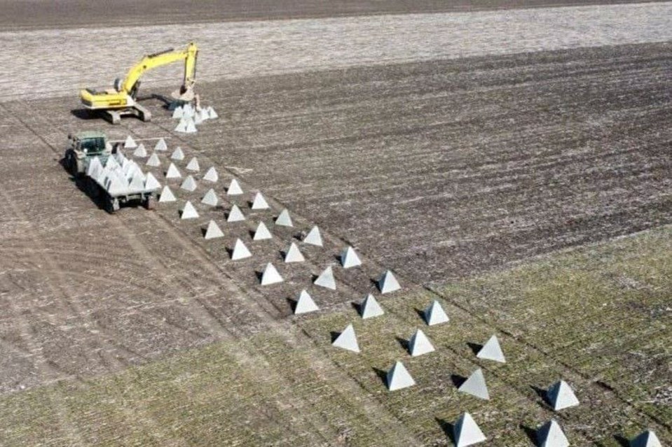 Ukrainian kit being used to lay out dragon's teeth near Dnipro