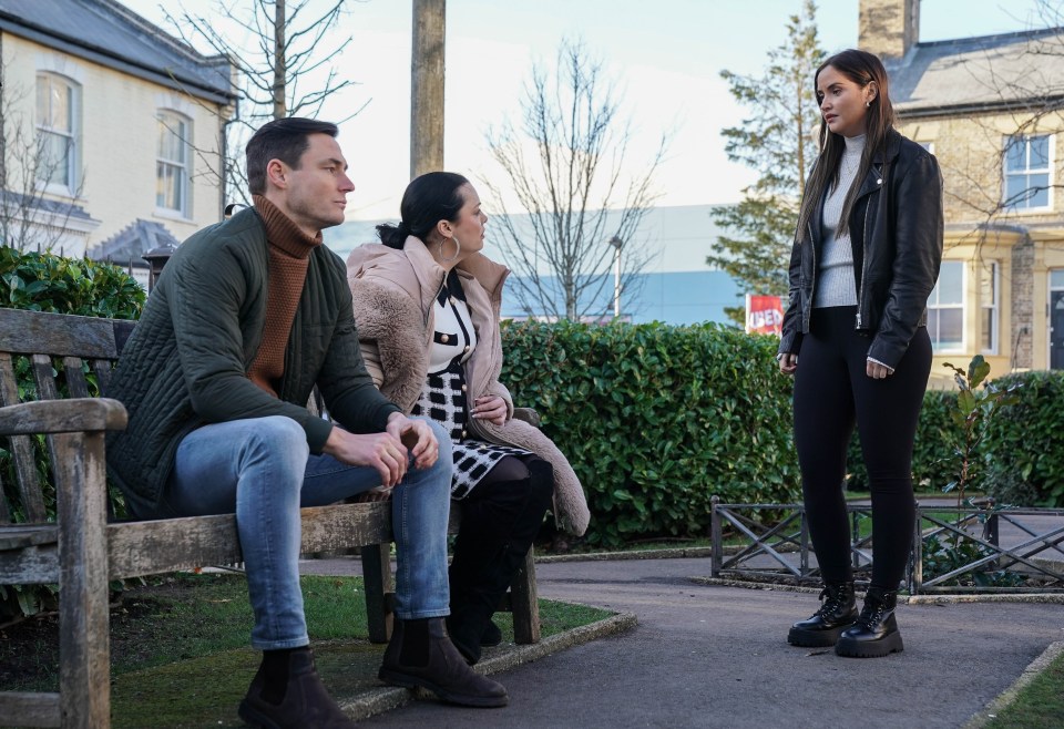 Lauren Branning tries to help the pair resolve conflict