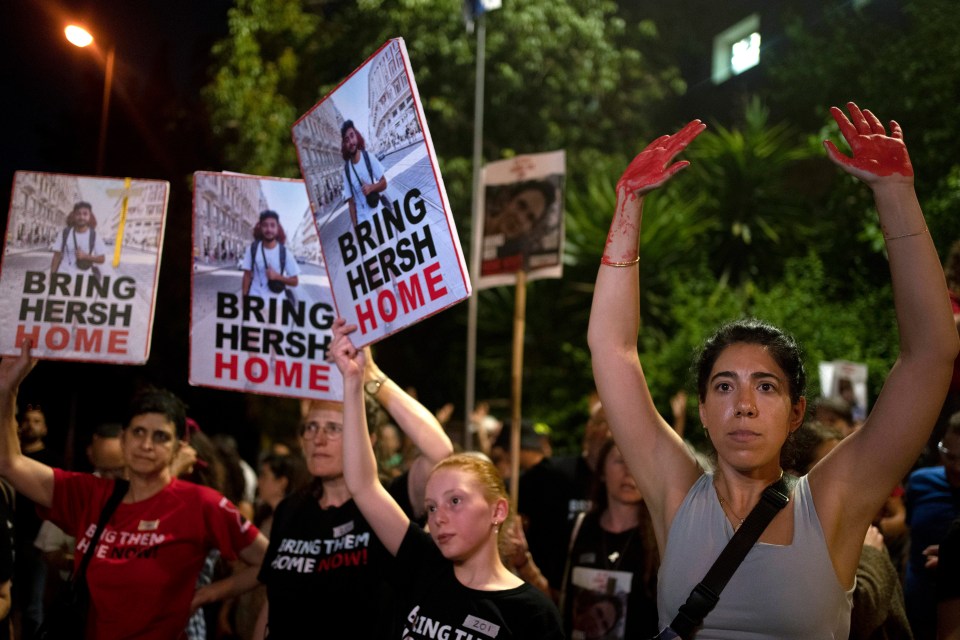 Protesters near to the home of Netanyahu in Jerusalem