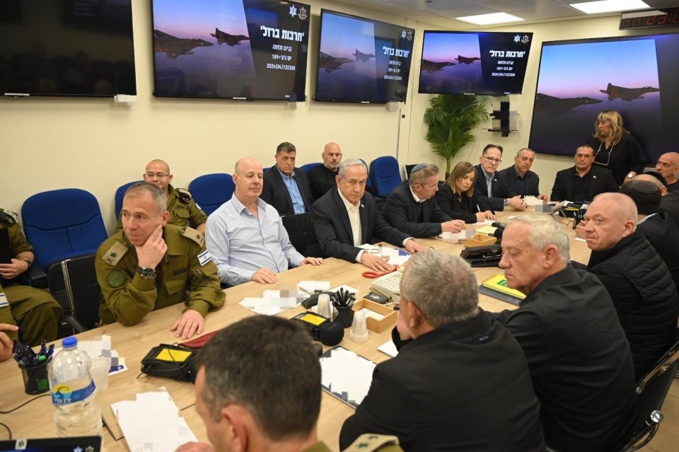 Israeli PM Benjamin Netanyahu heads up a war cabinet meeting