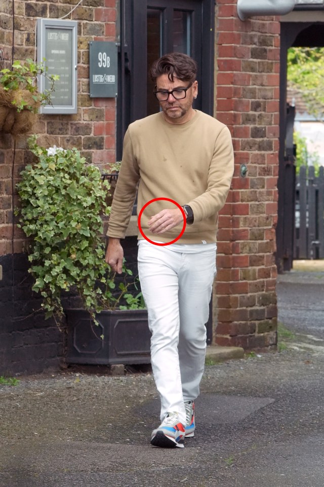 He was spotted near his salon without his weddnig band on