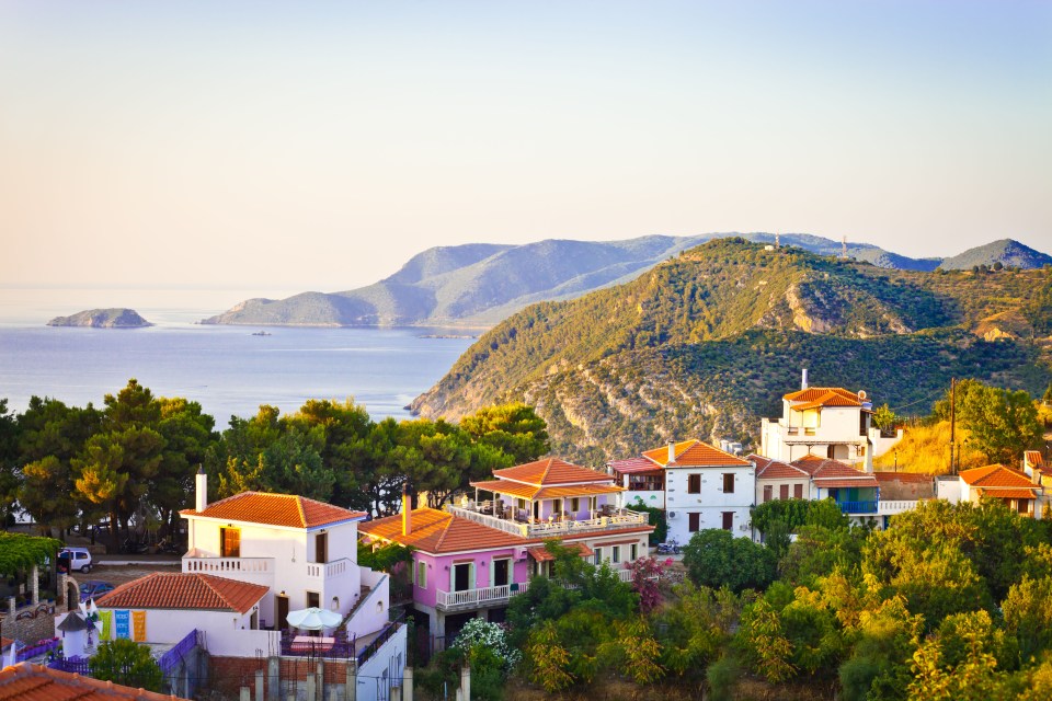 CW65GR Old Village of Alonissos, Greece, in the later afternoon sun