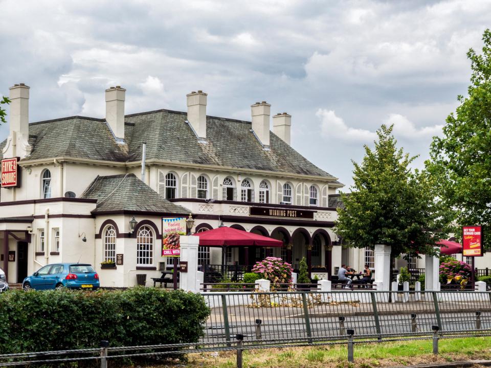 E4KYEH The Winning Post traditional English pub, Chertsey Road, Whitton, Twickenham, London, UK