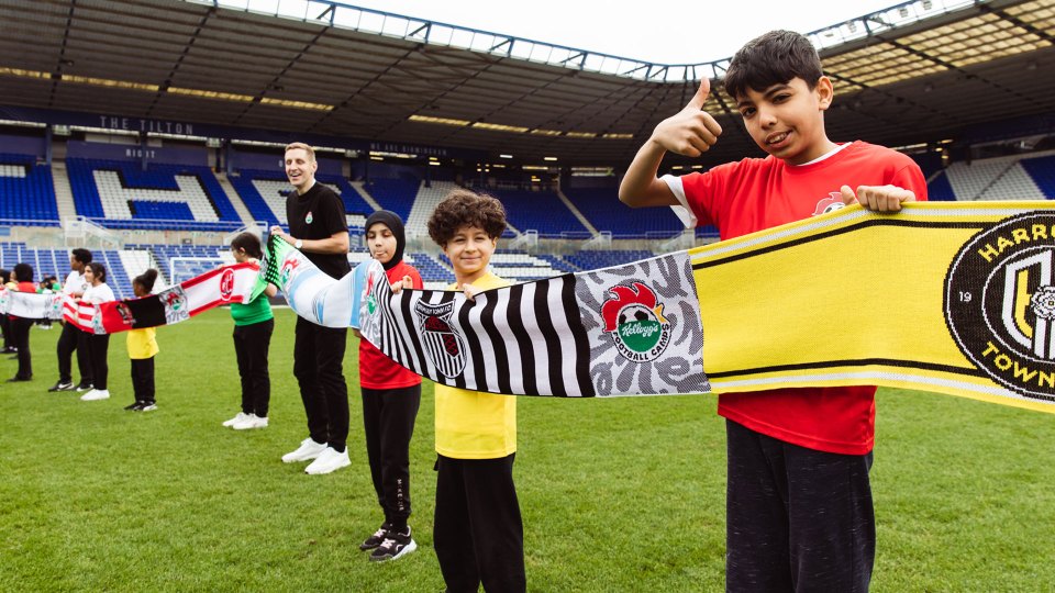 The world's longest football club scarf has been made