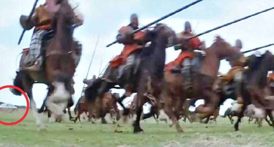 A white modern-day car can be spotted in 14th century Scotland in Braveheart