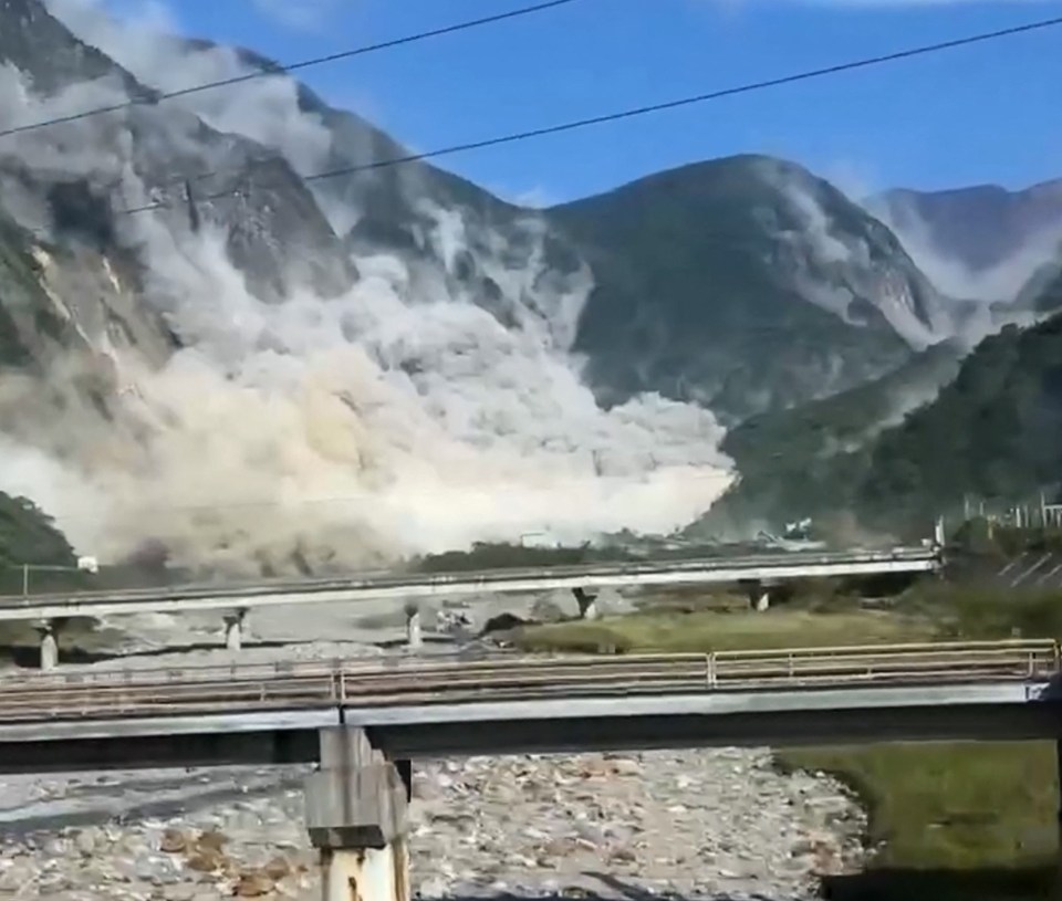 Rockfall from a mountain near Kanan bridge in Hualien