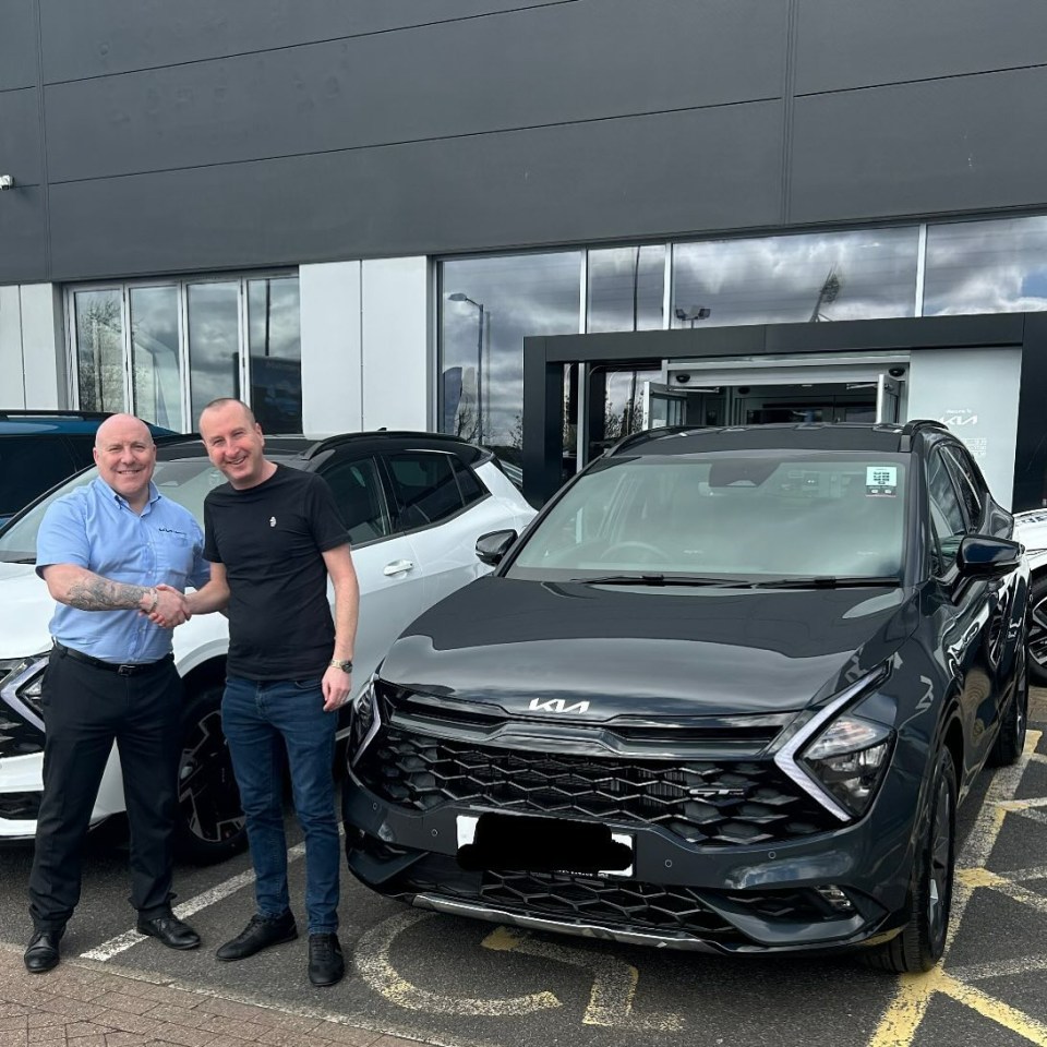 Coronation Street Andy Whyment shares a pic of him buying a new car, the £40,000 Kia model