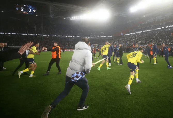 Fenerbahce players were chased off the pitch by Trabzonspor supporters last month