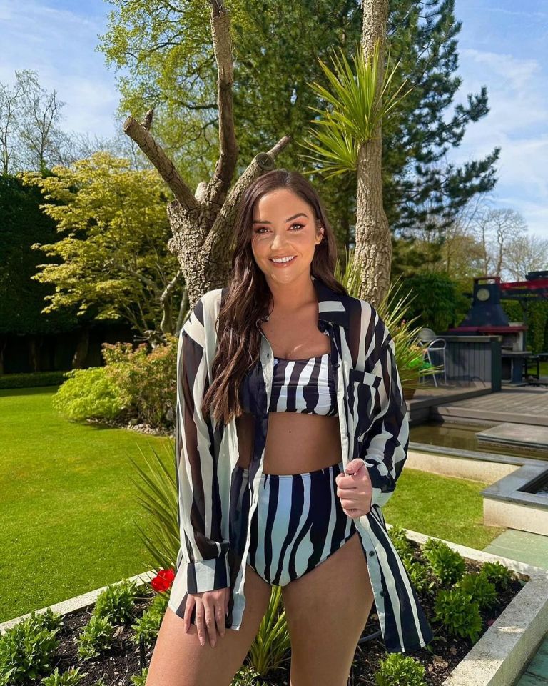 The star wowed in a zebra print bikini