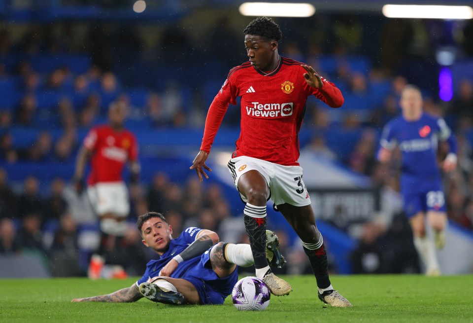 Fernandez was left on the floor as fans claimed Mainoo was a '£300m' player