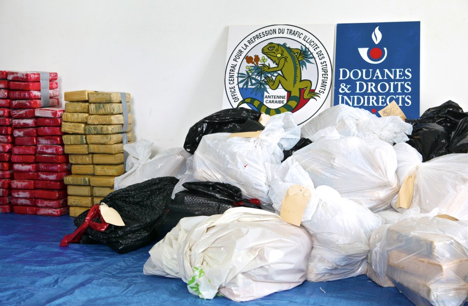 385 kg of seized cocaine, worth nearly 23 million euros, discovered on a sailboat just off the coast of Guadeloupe in 2010