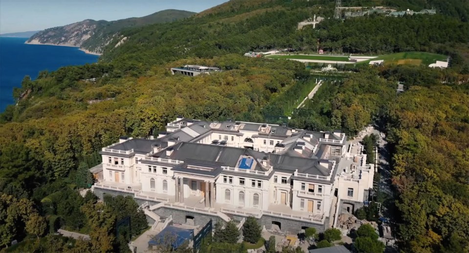 Putin has a £1billion clifftop palace in Krasnodar region