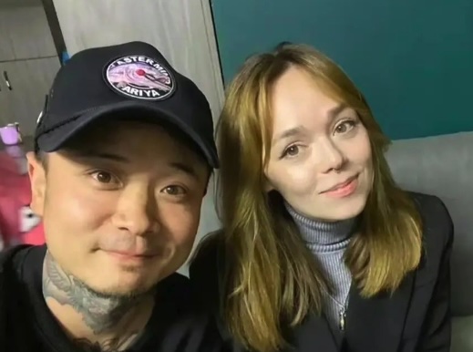 Nana lived in China with her tattoo artist partner, Wang Tao