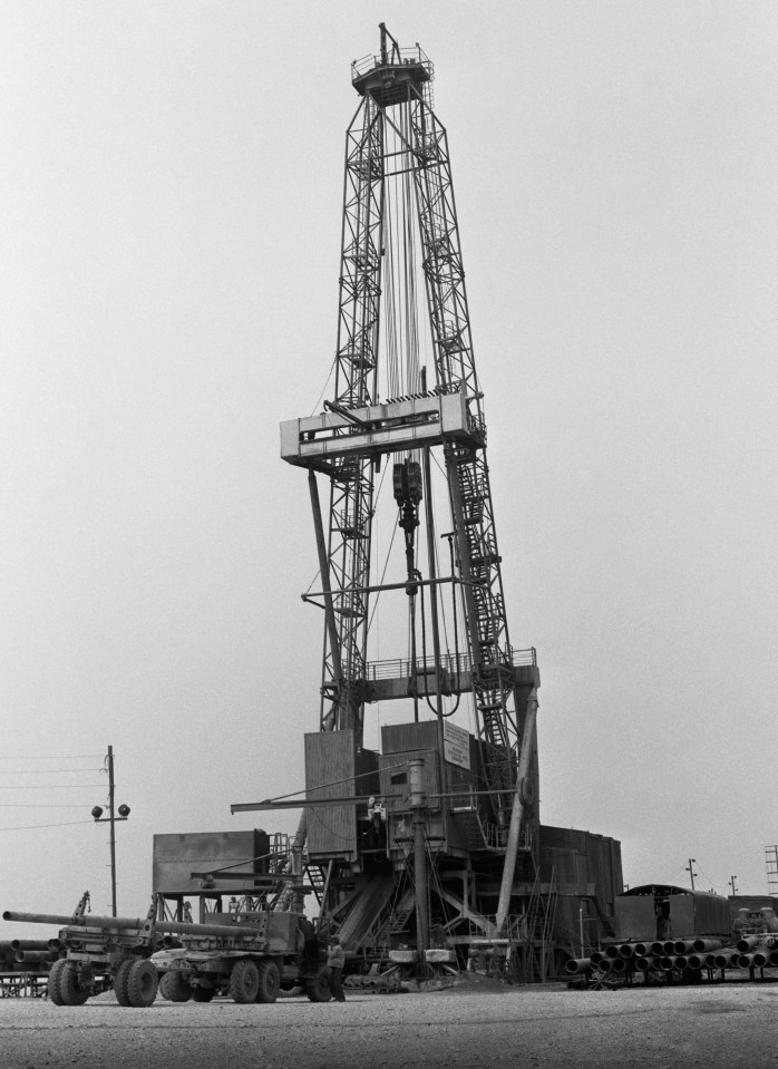 Drilling installation for the borehole  in operation