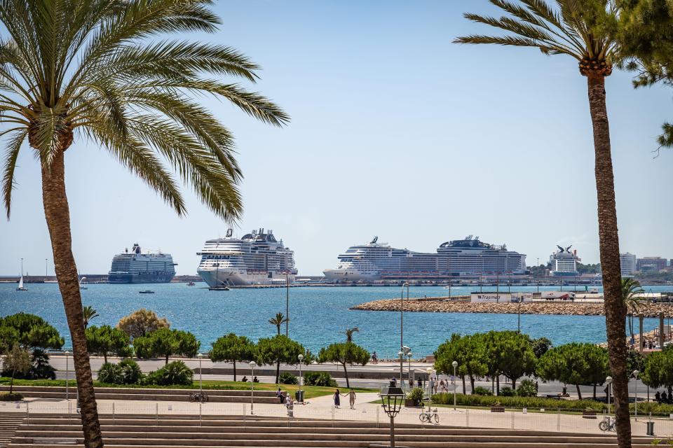 The Balearic government is looking to reach an agreement with cruise lines to limit the number of cruises to three a day