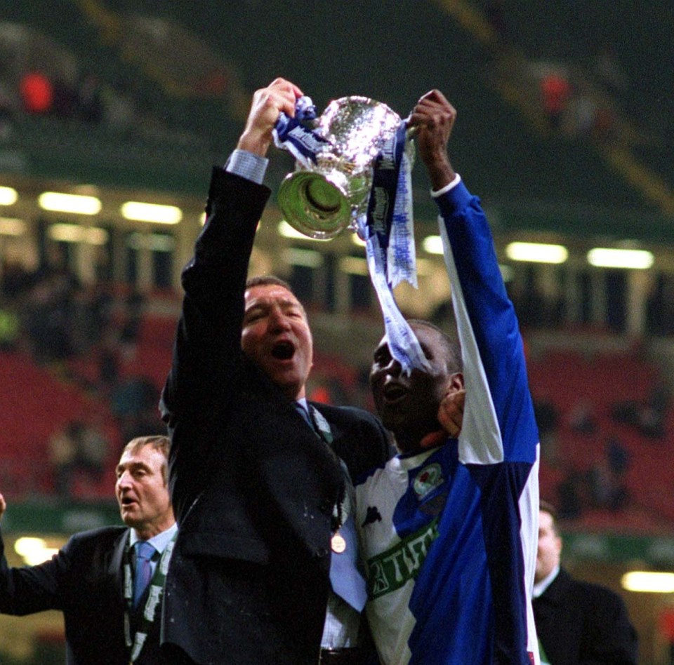 Cole lifts the League Cup alongside Graeme Souness