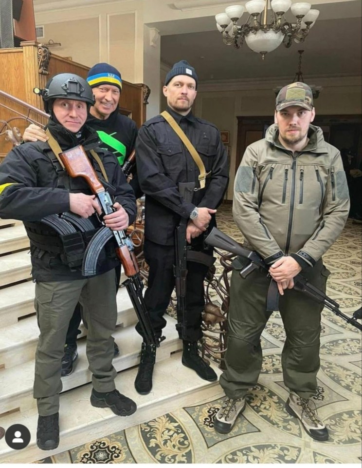 Oleksandr Usyk and other members of the Kyiv Territorial Defense.