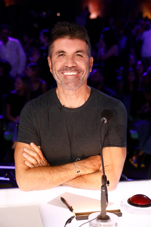 Shoppers have been raving about a teeth whitening kit that leaves them with a Simon Cowell-worthy smile