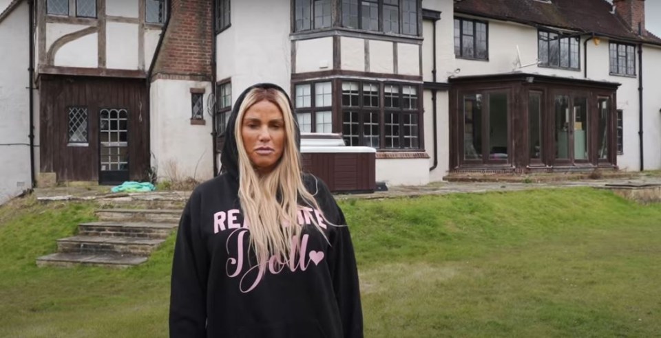 KATIE PRICE: MOVING BACK IN MY MUCKY MANSION!, , Katie Price youtube - 05 april 20201 , , , In today's video, watch me and Carl move back into my mucky mansion. This is such a lovely house but Ive had such bad luck here! With Carl by my side I know we can turn this into such a lovely place together and make good memories here