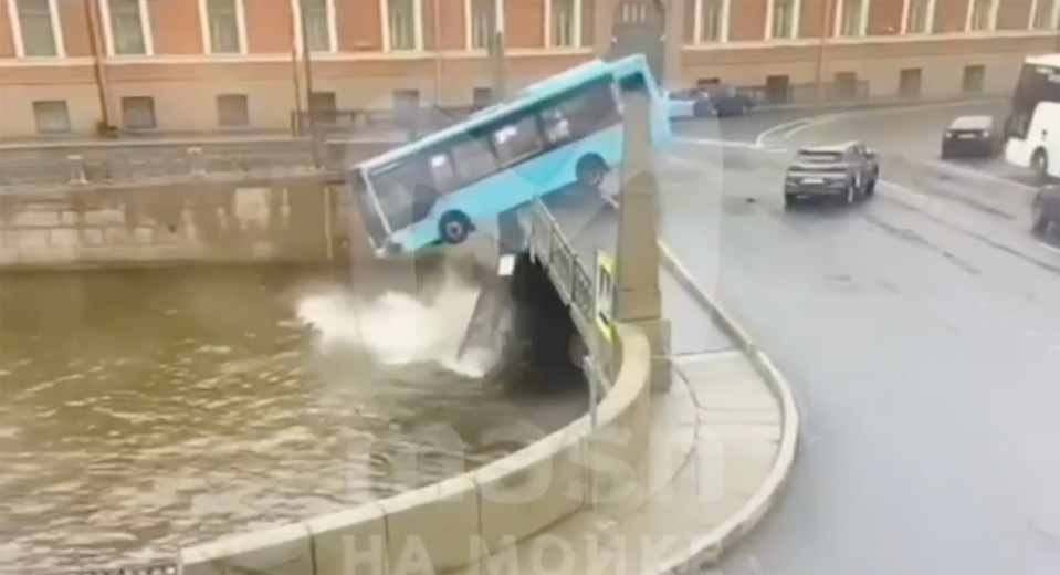 The bus can be seen crashing into the bridge in St Petersburg