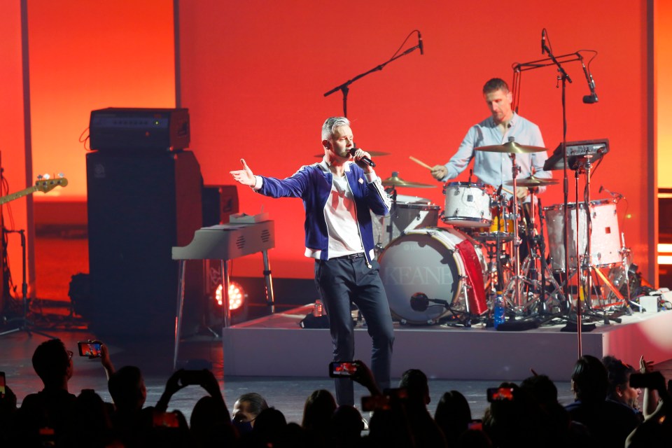 ZAPOPAN, MEXICO - APRIL 3: Tom Chaplin, singer of Keane band, performs and Richard Hughes plays the Drums during a concert as part of the 20th anniversary tour of their first album 'Hopes and Fears' at Auditorio Telmex on April 3, 2024 in Zapopan, Mexico. (Photo by Medios y Media/Getty Images)