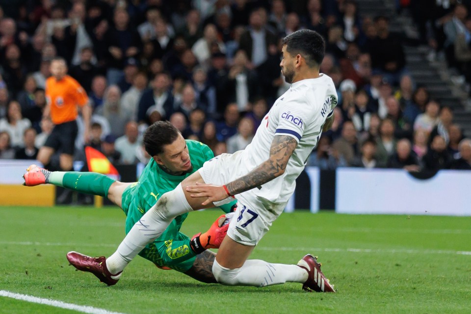 Cristian Romero collided with Ederson in the 62nd minute