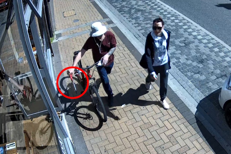 The couple were seen walking with a hacksaw