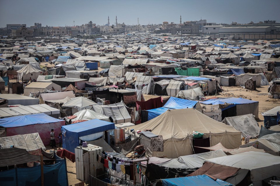 Displaced Palestinians in Rafah suffer from high temperatures and lack of water inside make-shift tents