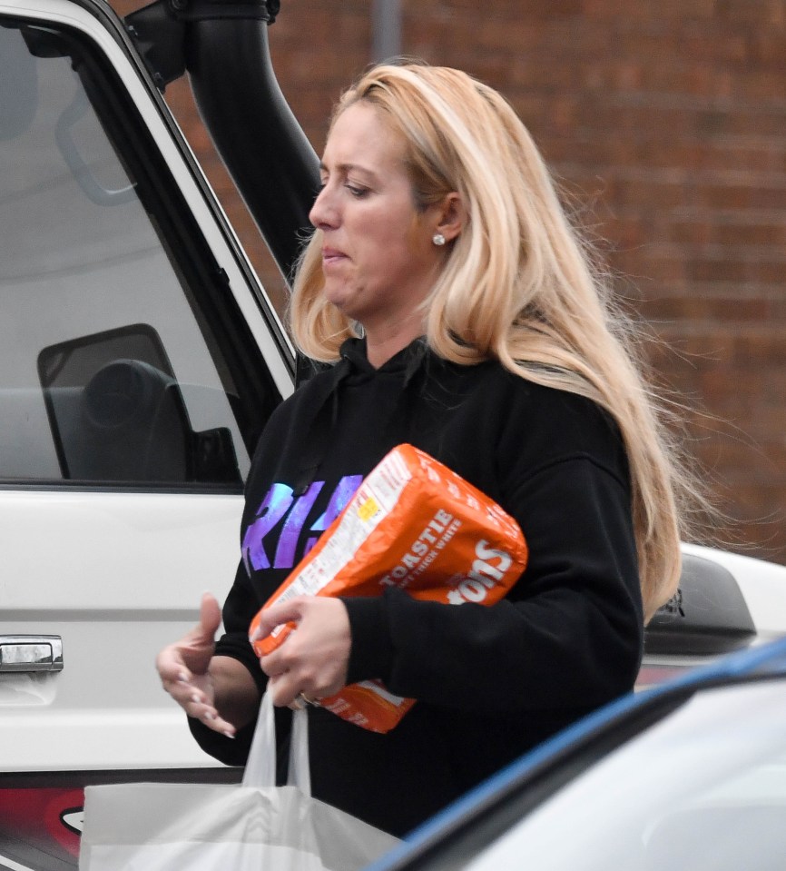 Paris and their two youngest girls went to the supermarket