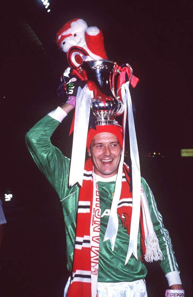 Les Sealey came in for the FA Cup final replay to beat Crystal Palace