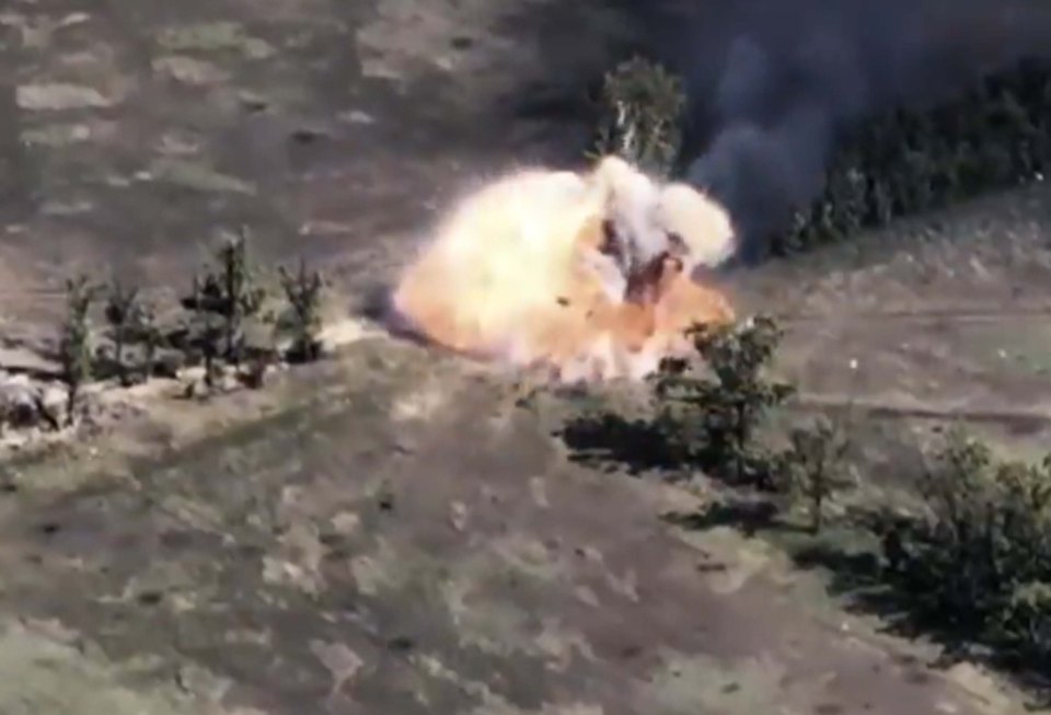 More footage of a destroyed Russian tank after it was easily picked off by Ukraine