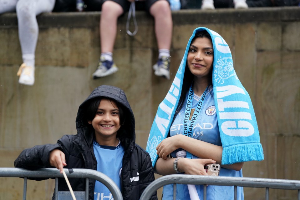 A City fan wears a towel on her head to stay dry