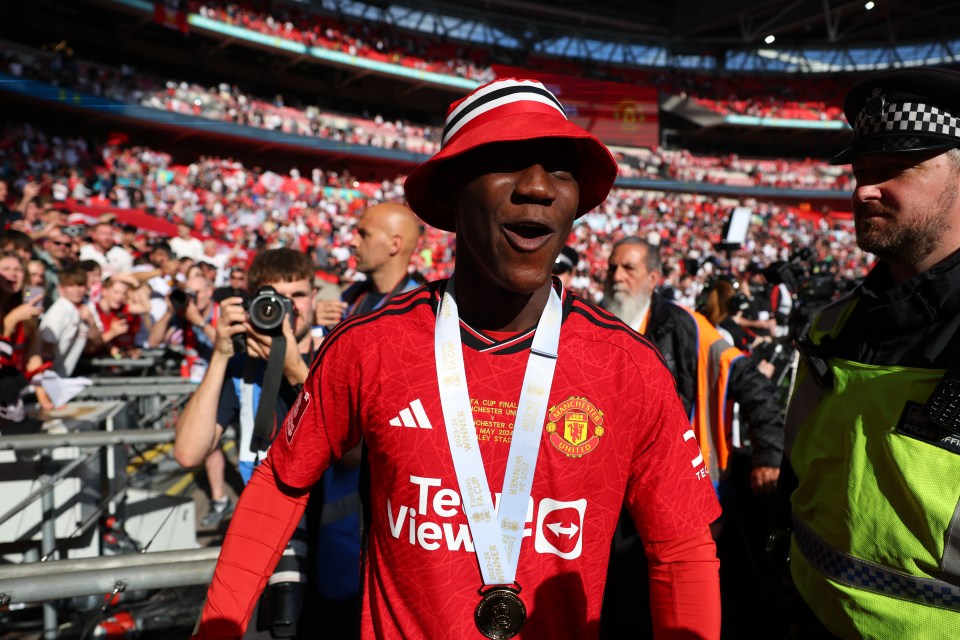 Kobbie Mainoo is set to sign a new contract with Man Utd