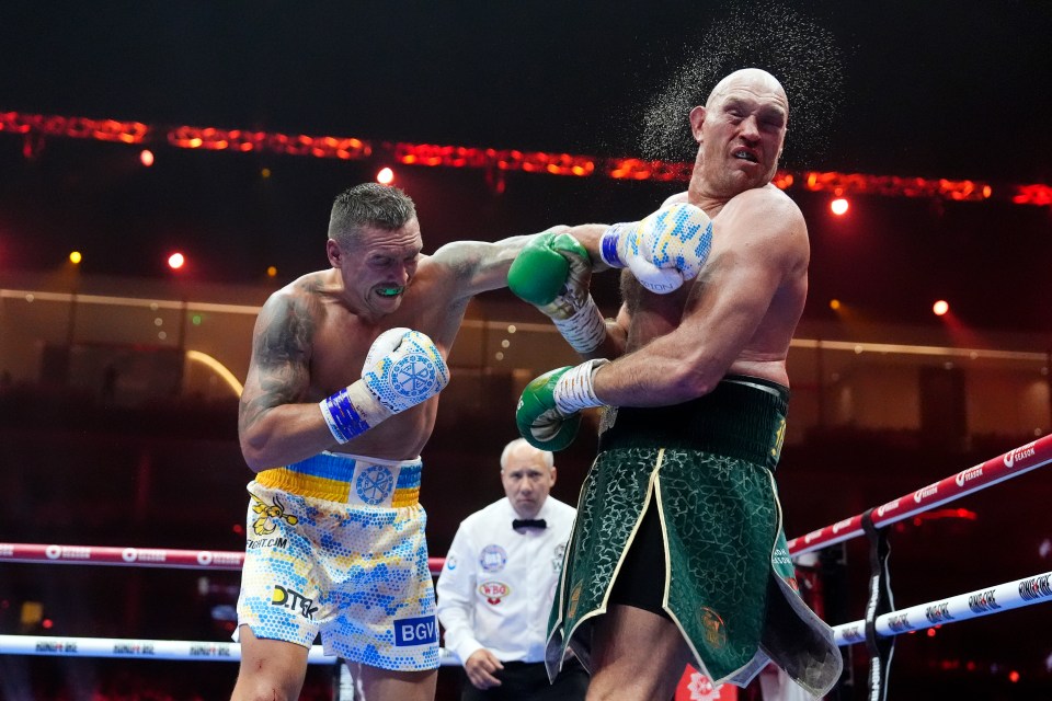 Usyk lands the big left hand on Fury