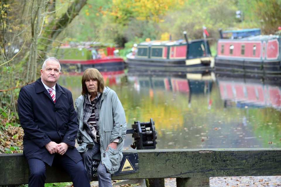 Lindsay’s mum Geri pictured at the canal where her daughter was found with DS Simon Atkinson who was in charge of the case at the time