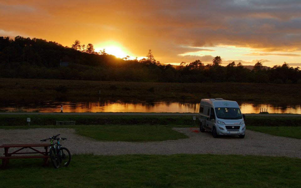 Loch Shiel is in a great location - on the edge of the loch, a 20 minute walk to the shops, and a 10 minute drive to beautiful beaches