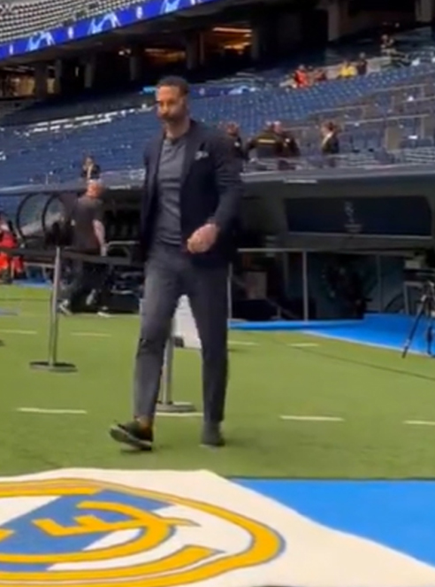 Rio Ferdinand walked towards the Real Madrid badge