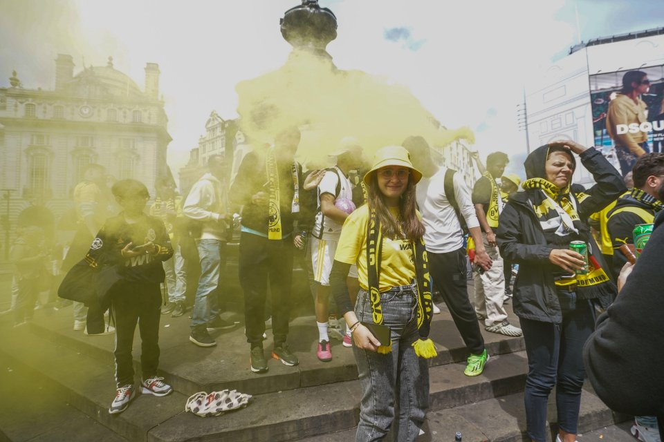 Lively Dortmund fans let off yellow flares