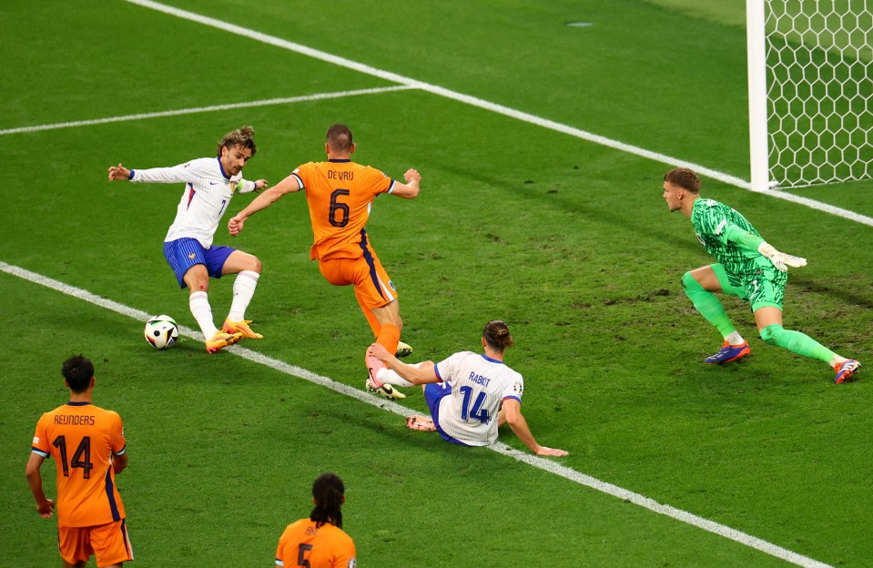 Antoine Griezmann missed a brilliant chance in the first half