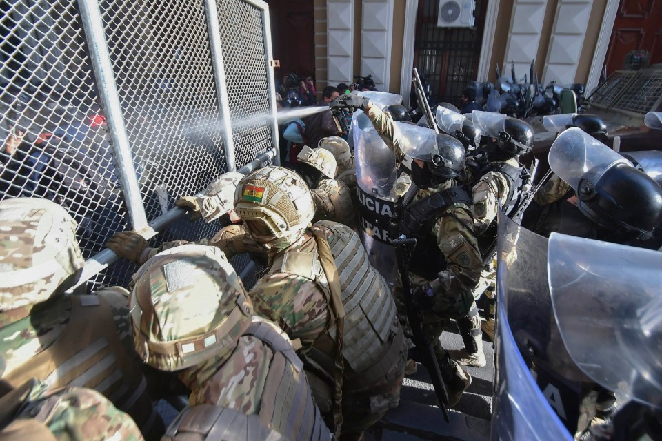 Military Police spray tear gas to demonstrators amid clashes at Plaza Murillo