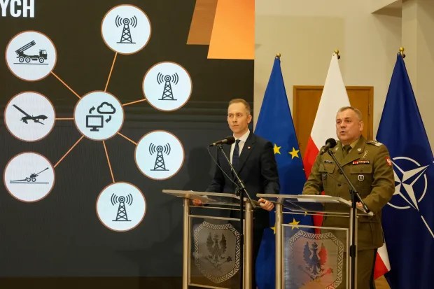 Polish armed forces’ Chief of Staff Wieslaw Kukula, right, with Deputy Defence Minister Cezary Tomczyk on Monday – explaining the features of the ‘Tusk Line’