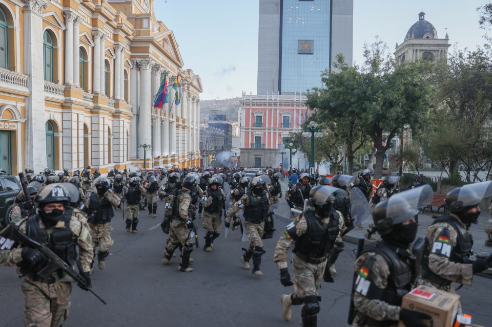 Military personnel under the command of General Zúñiga withdrew from the headquarters of the Government of Bolivia in La Paz, Bolivia