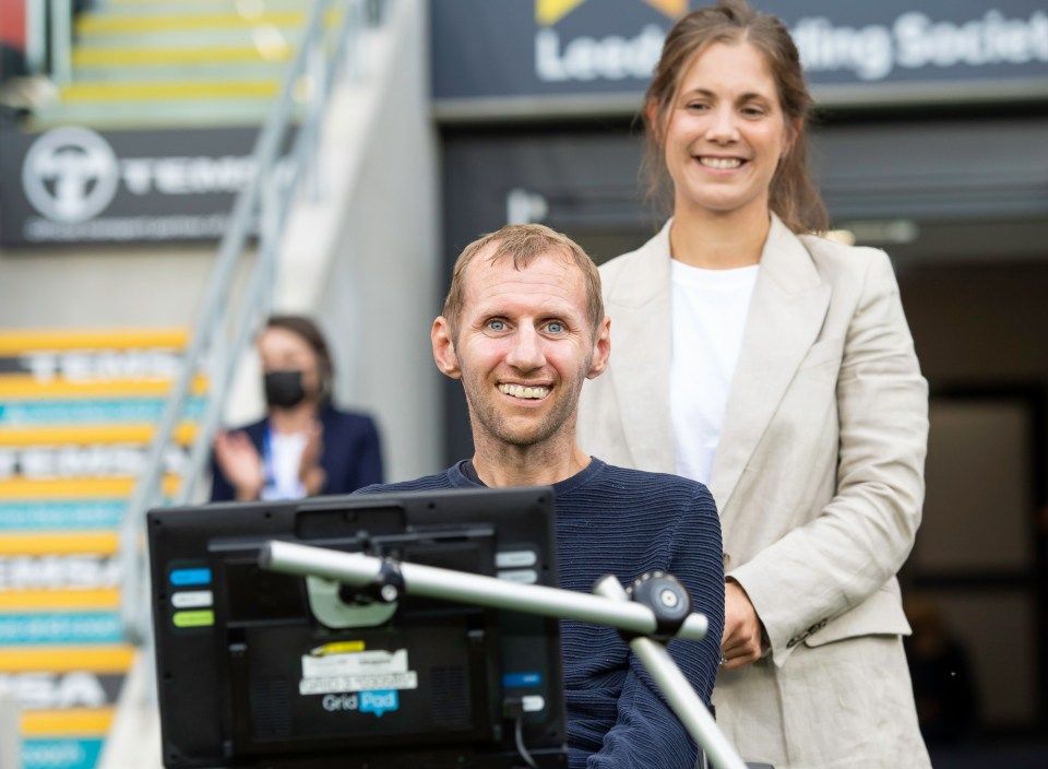 Burrow pitchside with his wife Lindsey in 2021