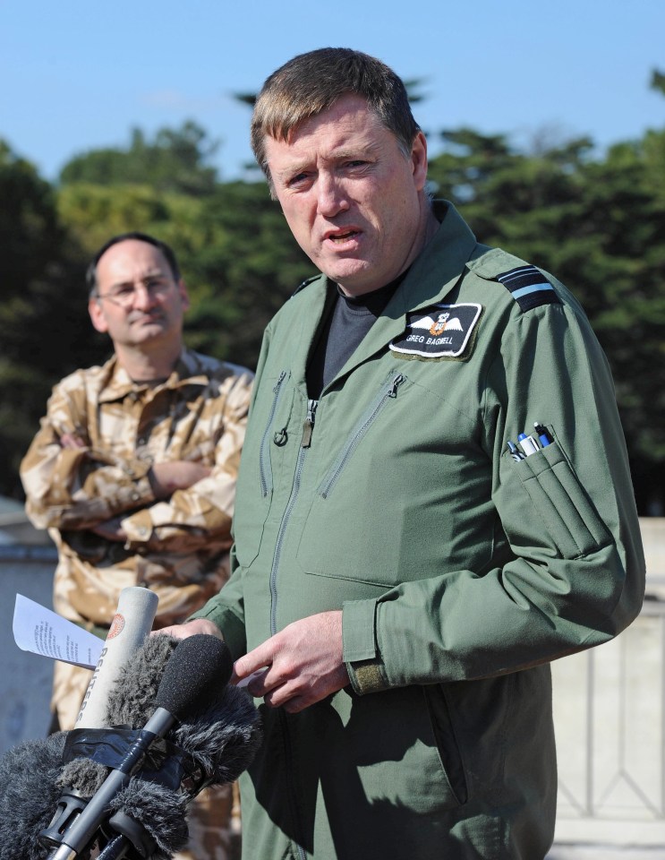 a man in a military uniform has a patch on his chest that says " jets aerial "