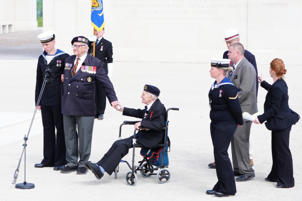 Veterans Ken Hay and John Dennett (right)