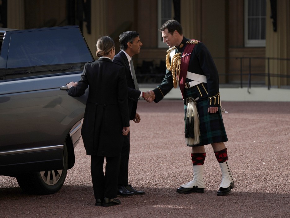 Rishi Sunak greeted by Lieutenant Colonel Johnny Thompson as he arrives at Buckingham Palace for an audience with King Charles III where he will be invited to become Prime Minister and form a new government