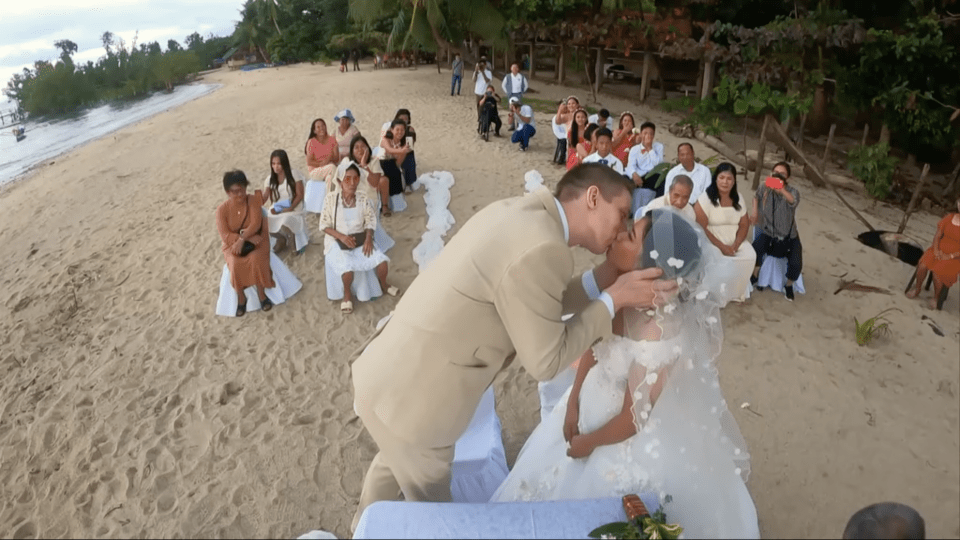 Nevermets sees online couple meet each other face-to-face for the first time